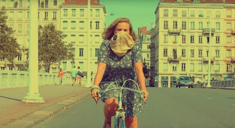 Wair: scarf that monitors and filters out pollution