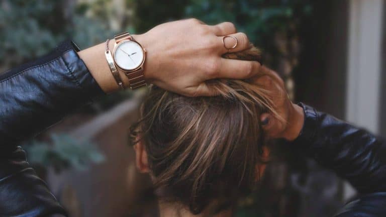Roxford: minimalist smartwatch with a fitness tracker built in the strap